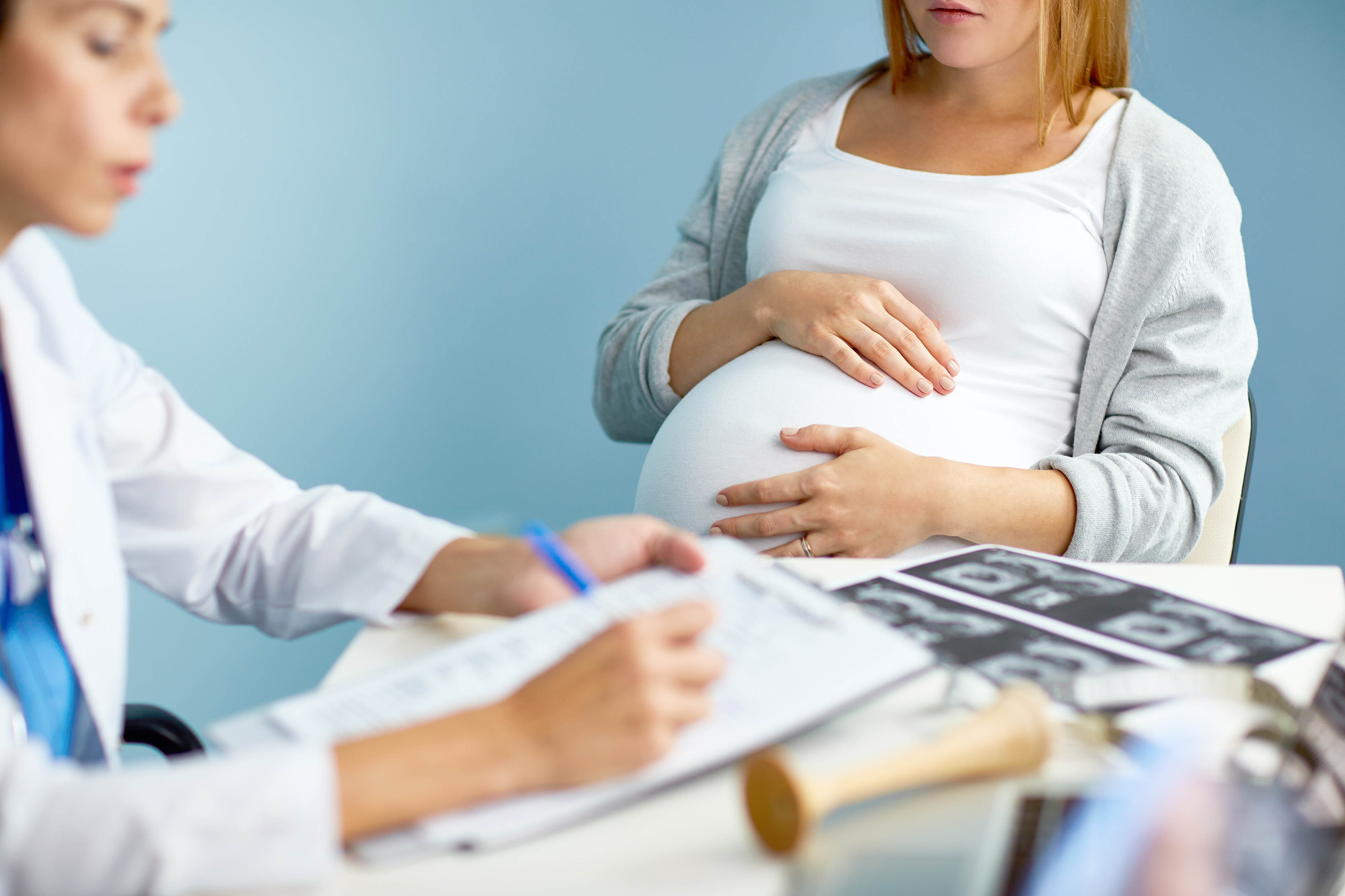 Гинеколог помогает забеременеть. Консультация беременных. Беременные у врача.